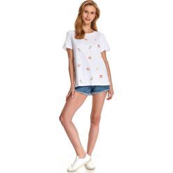 T-shirt w print drobnych kwiatów. Białe t-shirty damskie Top Secret, w kwiaty, z bawełny, z okrągłym kołnierzem. W wyprzedaży za 29,99 zł.
