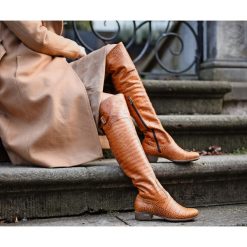 Płaskie kozaki za kolano - skóra naturalna - model 128 - kolor brązowy przypalany. Pomarańczowe kozaki damskie Zapato, na zimę, z jeansu, eleganckie, na wysokim obcasie. W wyprzedaży za 393,75 zł.