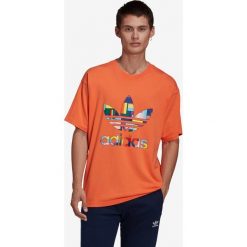 Adidas Originals Pride Flag Fill Koszulka Pomarańczowy. Pomarańczowe podkoszulki męskie adidas Originals, m, z nadrukiem, z bawełny, z krótkim rękawem. Za 119,95 zł.
