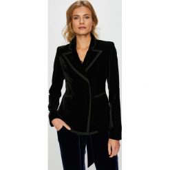Guess Jeans - Żakiet Veronica. Czarne żakiety damskie marki Guess Jeans, s, z aplikacjami, z elastanu. W wyprzedaży za 449,90 zł.