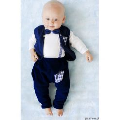 Komplet niemowlęcy Mam Cię Na Muszce. Białe komplety niemowlęce marki Pakamera, z aplikacjami. Za 149,00 zł.