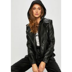 Guess Jeans - Kurtka. Czarne kurtki damskie Guess Jeans, s, z aplikacjami, z elastanu, krótkie. W wyprzedaży za 549,90 zł.