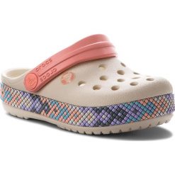 Klapki CROCS - Crocband Gallery Clog K 205171 Stucco/Melon. Brązowe sandały dziewczęce marki Crocs, z tworzywa sztucznego, bez zapięcia. W wyprzedaży za 139,00 zł.