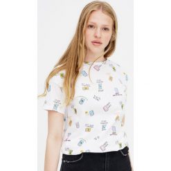 Koszulka z krótkim rękawem w smartfony. Białe bluzki damskie marki Pull&Bear, z krótkim rękawem. Za 29,90 zł.