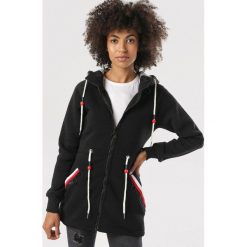 Czarna Bluza Lilise. Czarne bluzy damskie Born2be, s, bez wzorów, bez rękawów, bez kaptura. Za 109,99 zł.
