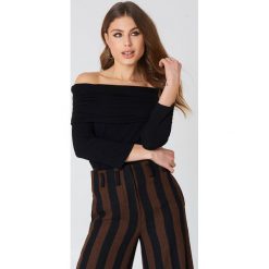 Swetry klasyczne damskie: NA-KD Trend Sweter z lekkiej dzianiny z odkrytymi ramionami – Black