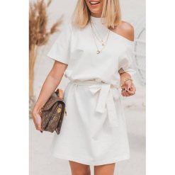 Sukienka SENTELA WHITE. Białe sukienki damskie IVET, na co dzień, na lato, bez wzorów, bez kołnierzyka, z krótkim rękawem, krótkie, mini. W wyprzedaży za 9,00 zł.