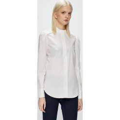 Calvin Klein - Koszula. Białe bluzki damskie marki Calvin Klein, z elastanu, casualowe, ze stójką, z długim rękawem. W wyprzedaży za 299,90 zł.