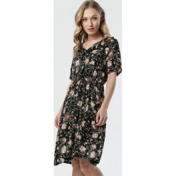 Czarna Sukienka Callithylia. Czarne sukienki damskie Born2be, na lato, s, bez wzorów, z tkaniny, z falbankami, z krótkim rękawem, krótkie, mini, rozkloszowane. Za 59,99 zł.