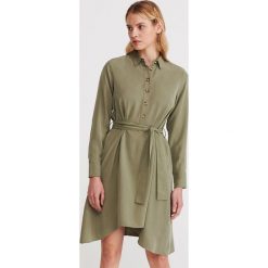 Sukienka z Tencelu™ - Zielony. Zielone sukienki damskie Reserved, xs, bez wzorów, bez kołnierzyka, bez rękawów. W wyprzedaży za 39,99 zł.