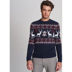 Sweter ze świątecznym motywem - Granatowy. Niebieskie swetry męskie Reserved, s, wizytowe. W wyprzedaży za 39,99 zł.