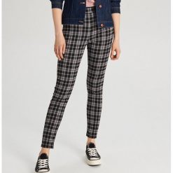 Spodnie chino slim z wysoką talią - Szary. Szare spodnie damskie Cropp. W wyprzedaży za 39,99 zł.