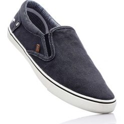 Tenisówki wsuwane Mustang bonprix czarny. Czarne buty sportowe męskie bonprix. Za 89,99 zł.