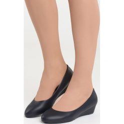 Granatowe Koturny Something I Need. Różowe czółenka damskie marki Born2be, z okrągłym noskiem, na koturnie. Za 59,99 zł.