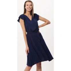 Granatowa Sukienka Forecast. Szare sukienki damskie Born2be, xl, bez wzorów, eleganckie, bez kołnierzyka, bez rękawów, midi, plisowane. Za 89,99 zł.