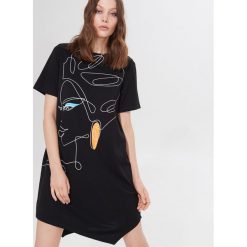 Sukienka oversize z wiskozą - Czarny. Czarne sukienki damskie Mohito, s, bez wzorów, z wiskozy, bez kołnierzyka, bez rękawów, oversize. Za 99,99 zł.