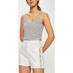 Desigual - Szorty. Białe szorty damskie Desigual, bez wzorów, z elastanu, casualowe, z podwyższonym stanem. W wyprzedaży za 159,90 zł.