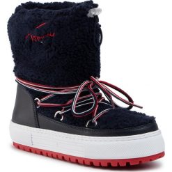 Śniegowce TOMMY JEANS - Signature Teddy Snowboot EN0EN00702 Black Iris CBK. Niebieskie kozaki damskie Tommy Jeans, na zimę, z jeansu, na niskim obcasie, bez zapięcia. Za 699,00 zł.