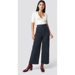 NA-KD Szerokie spodnie z denimu - Grey. Szare spodnie damskie z wysokim stanem marki NA-KD, z jeansu, z podwyższonym stanem. W wyprzedaży za 80,97 zł.