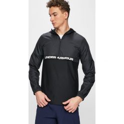 Under Armour - Bluza. Czarne bluzy męskie Under Armour, xl, z nadrukiem, z poliesteru, z kapturem, z krótkim rękawem, krótkie, z kapturem. W wyprzedaży za 159,90 zł.