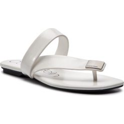 Klapki CALVIN KLEIN - Saurin E8883 White. Białe klapki damskie Calvin Klein, z aplikacjami, ze skóry ekologicznej, bez obcasa, na obcasie. Za 519,00 zł.