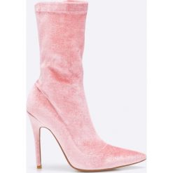 Public Desire - Botki Pink Velvet. Różowe botki damskie na obcasie marki Public Desire, z materiału. W wyprzedaży za 89,90 zł.