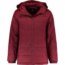 Vans WOODCREST Kurtka zimowa port royale. Czerwone kurtki męskie Vans, na zimę, m, bez wzorów, z nylonu. W wyprzedaży za 479,20 zł.