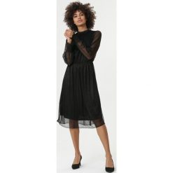 Czarna Sukienka Isere. Czarne sukienki damskie Born2be, s, bez wzorów, eleganckie, z okrągłym kołnierzem, bez rękawów, długie, midi. Za 99,99 zł.