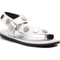 Sandały CALVIN KLEIN - Rocsi E8856 White. Białe klapki damskie Calvin Klein, bez wzorów, ze skóry ekologicznej, bez obcasa. Za 629,00 zł.