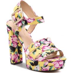 Sandały GUESS - Lylah3 FL6LY3 FAP03 YELLOW. Żółte klapki damskie Guess, z aplikacjami, ze skóry, bez obcasa, na obcasie. W wyprzedaży za 369,00 zł.