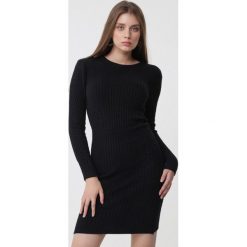 Czarna Sukienka Belen. Czarne sukienki damskie Born2be, s, z dzianiny, z okrągłym kołnierzem, długie, midi. Za 149,99 zł.