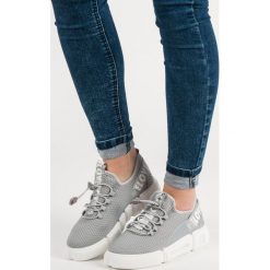 OBUWIE SPORTOWE ZE ŚCIĄGACZEM LOVE. Szare buty sportowe damskie Merg, bez wzorów, bez zapięcia. Za 69,90 zł.