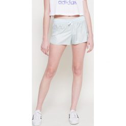 Adidas Originals - Szorty. Zielone spodenki sportowe damskie marki adidas Originals, s, z poliesteru, sportowe. W wyprzedaży za 79,90 zł.