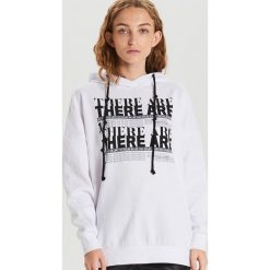 Długa bluza z kapturem - Biały. Białe bluzy damskie Cropp, s, bez wzorów, z długim rękawem, długie, z kapturem. Za 89,99 zł.