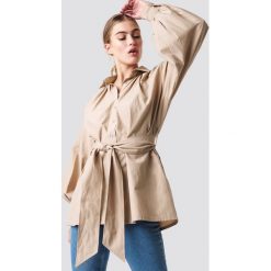 NA-KD Trend Koszula z bufiastym rękawem - Beige. Brązowe koszule damskie NA-KD Trend, w paski, bez kołnierzyka, bez rękawów. Za 161,95 zł.