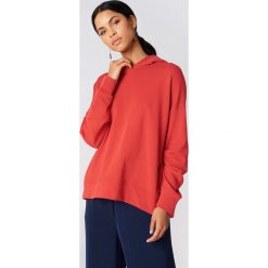 Bluzy damskie: NA-KD Trend Bluza z kapturem z drapowanym rękawem – Red