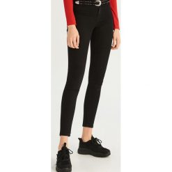 Jeansy skinny ze średnim stanem - Czarny. Czarne jeansy damskie Sinsay. Za 59,99 zł.