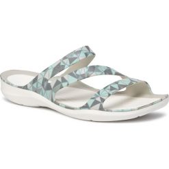 Klapki CROCS - Swiftwater Printed Sandal W 205878 Geo/White. Zielone klapki damskie Crocs, bez wzorów, z tworzywa sztucznego, bez obcasa. Za 149,00 zł.