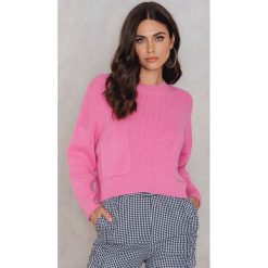 NA-KD Sweter z dzianiny z kieszeniami z przodu - Pink. Różowe swetry damskie NA-KD, bez wzorów, z dzianiny, z długim rękawem, długie, bez kaptura. W wyprzedaży za 48,58 zł.