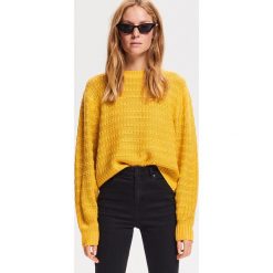 Luźny sweter - Żółty. Żółte swetry damskie Reserved, s, bez wzorów, bez rękawów, bez kaptura. W wyprzedaży za 39,99 zł.