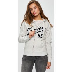 Tommy Jeans - Bluza. Zielone bluzy damskie z kapturem marki Tommy Jeans, s, z nadrukiem, z elastanu, z kapturem, bez rękawów. W wyprzedaży za 279,90 zł.