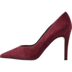 Peter Kaiser DANELLA Szpilki ruby. Czarne szpilki marki Peter Kaiser, z materiału. Za 589,00 zł.