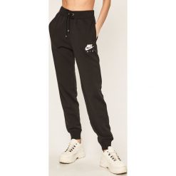 Nike - Spodnie. Czarne spodnie damskie Nike, s, z nadrukiem, z elastanu. Za 229,90 zł.