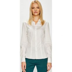 Guess Jeans - Koszula. Białe bluzki damskie Guess Jeans, s, z aplikacjami, z elastanu, klasyczne, z klasycznym kołnierzykiem, z długim rękawem. W wyprzedaży za 199,90 zł.
