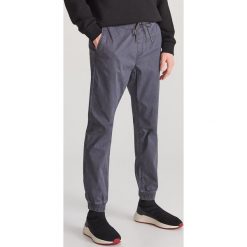 Bawełniane spodnie jogger - Szary. Szare spodnie męskie Reserved, m, bez wzorów, z bawełny. Za 129,99 zł.