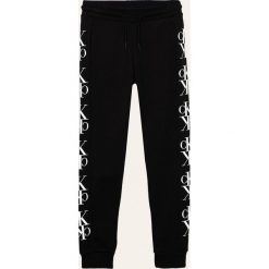 Calvin Klein Jeans - Spodnie dziecięce 104-176 cm. Czarne spodnie chłopięce Calvin Klein Jeans, z nadrukiem, z bawełny. Za 299,90 zł.