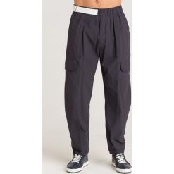 SPODNIE DRESOWE Emporio Armani. Czarne spodnie męskie m, w paski, z tkaniny. Za 565,00 zł.