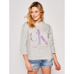 Bluza Calvin Klein Jeans Iridescent Logo J20J213481. Szare bluzy damskie Calvin Klein Jeans, xs, bez wzorów, z bawełny, bez rękawów, bez kaptura. W wyprzedaży za 309,00 zł.