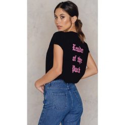 Bluzki, topy, tuniki: NA-KD Trend T-shirt Leader of The Pack – Black