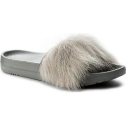Klapki UGG - W Royale 1018875 W/Sel. Szare klapki damskie Ugg, bez wzorów, ze skóry, bez obcasa. W wyprzedaży za 319,00 zł.